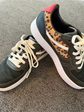 Women’s Low-Top Leopard Accent Sneakers with Black Upper and Pink Heel Sz 9.5